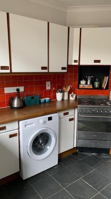 Lovely 4 Bedroom Home, Stones Throw From The Beach Brighton Exterior foto
